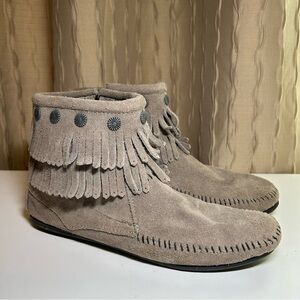 Minnetonka Double Fringe Women’s 9.5 Side Zip Boot Moccasin Taupe Suede 691T